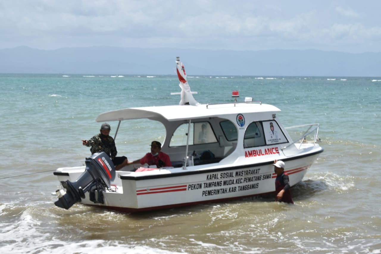 Bupati Serahkan 12 Kapal Ambulans Pekon