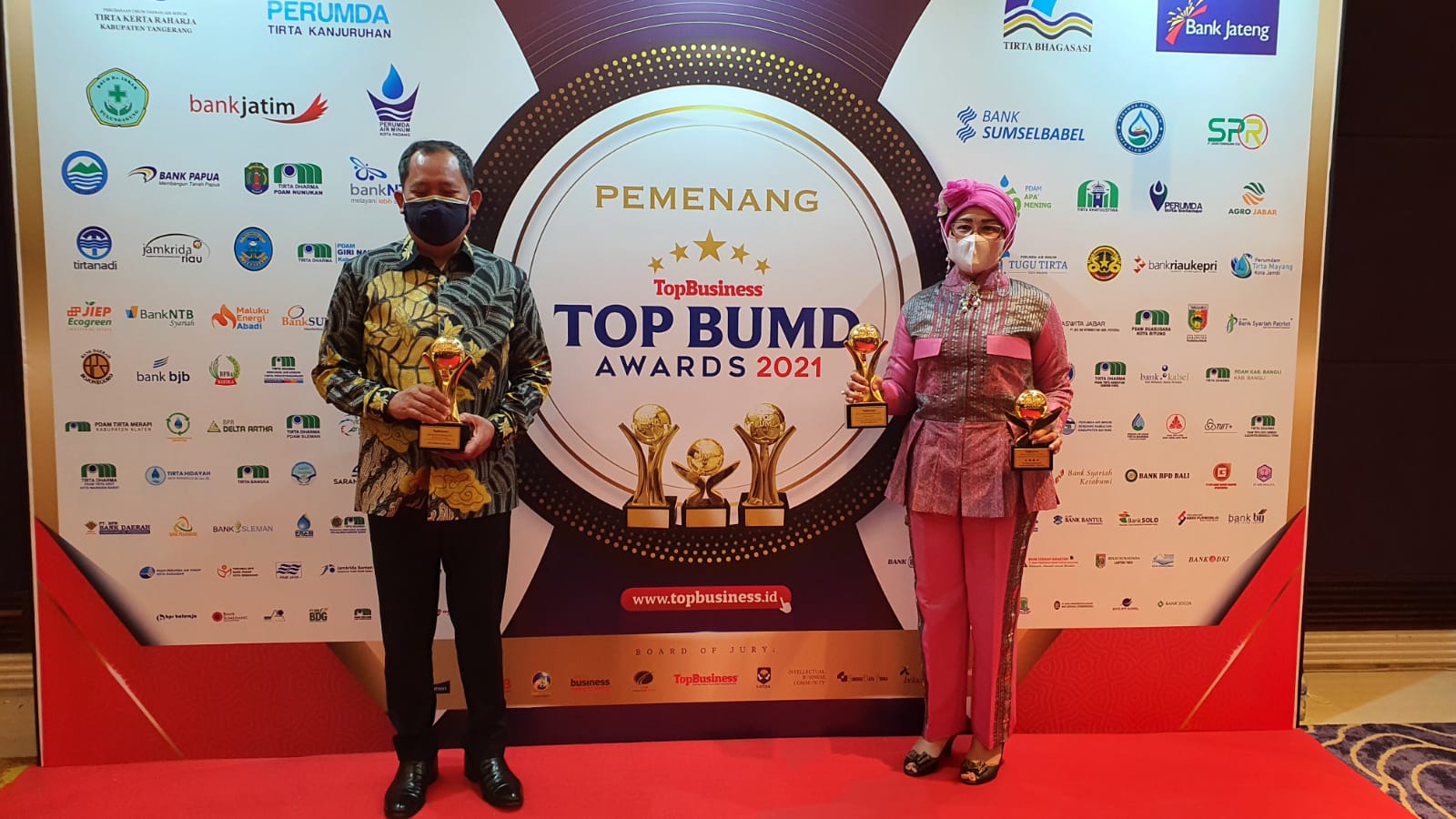 Bupati dan Disparbud Terima Penghargaan TOP BUMD Awards