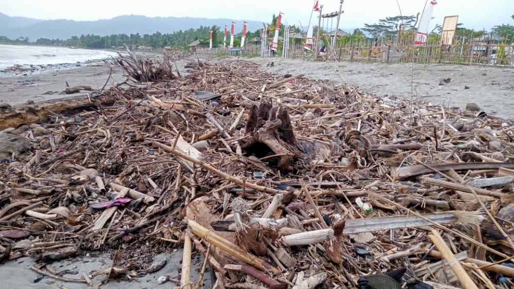 Pantai Saumil Dipenuhi Sampah