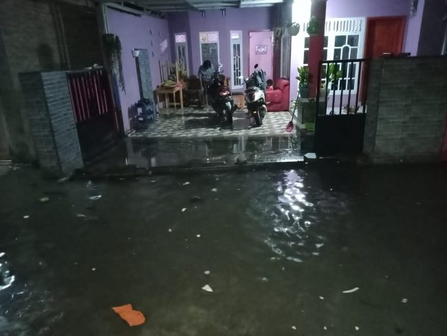 Banjir Rob Rendam Puluhan Rumah di Kapuran