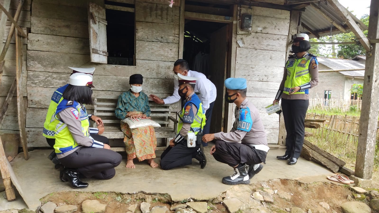 Sepekan Ops Zebra, Satlantas Polres Tanggamus Bagikan Ratusan Paket Sembako