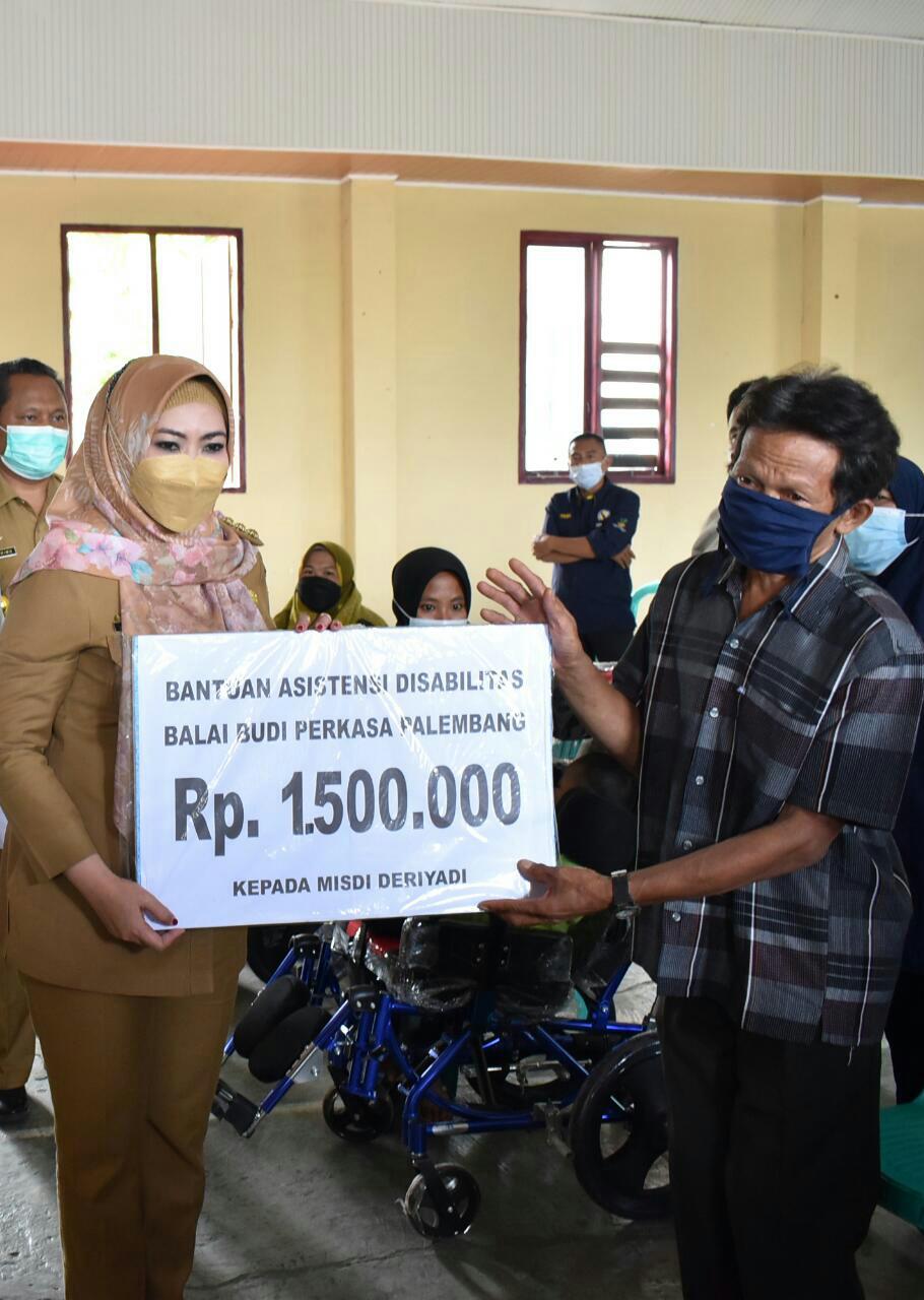 Bupati Serahkan Bantuan Atensi Kemensos