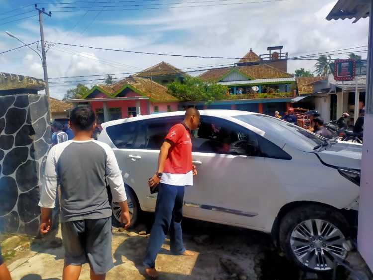 Innova Seruduk Dua Pekerja Pembersih Rumput