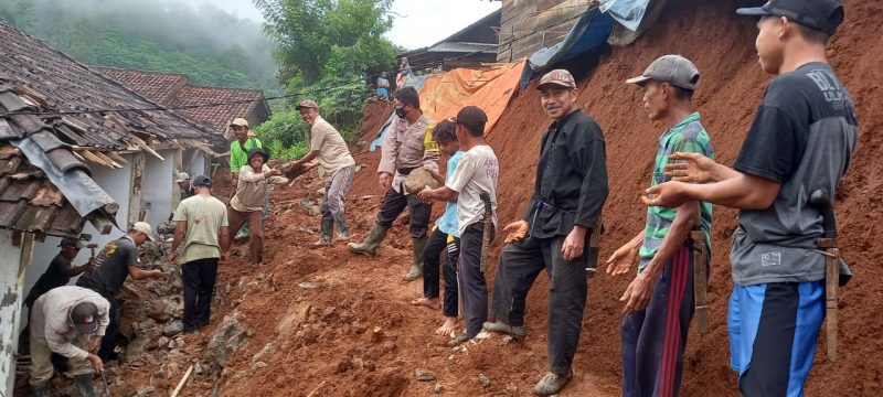 Delapan Rumah di Pekon Batu Patah Tertimbun Longsor