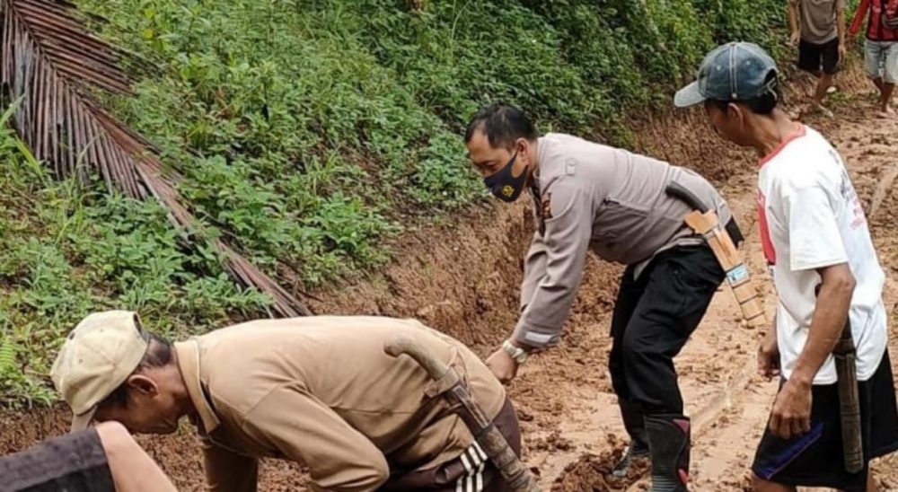 Kapolsubsektor dan Warga Berjibaku Bersihkan Material Longsor