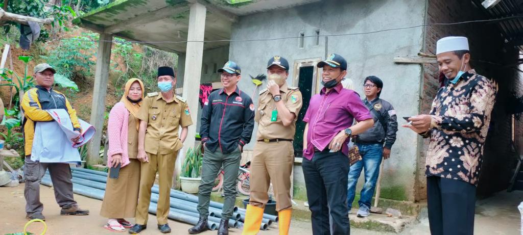 Hi. Yanuar Irawan dan Hasmal Yadi Tinjau Korban Banjir dan Tanah Longsor