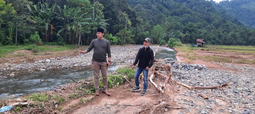 Edy Yalismi Tinjau Pekon Terdampak Banjir Bandang