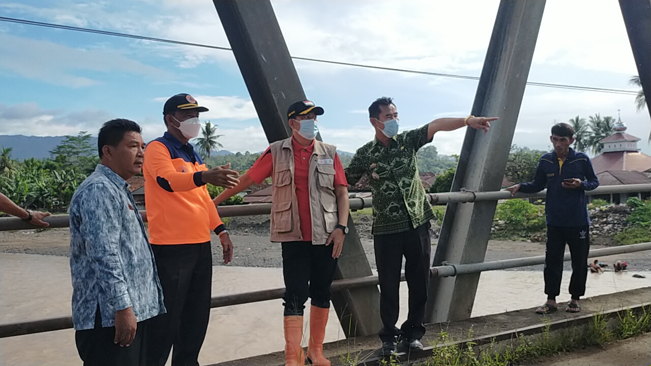 Wabup Tinjau Pekon Terdampak Banjir di Bandarnegeri Semuong