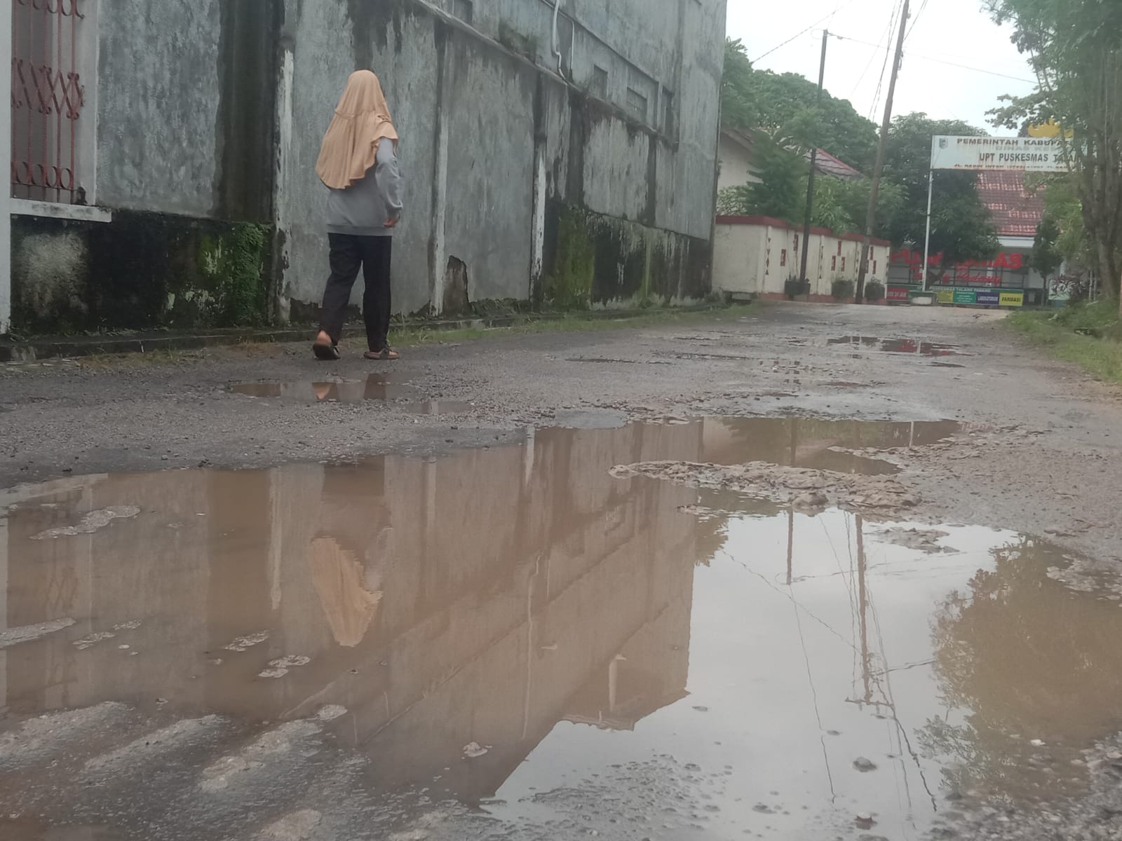 Jalan Lingkungan Puskesmas Talangpadang Kian Memprihatinkan