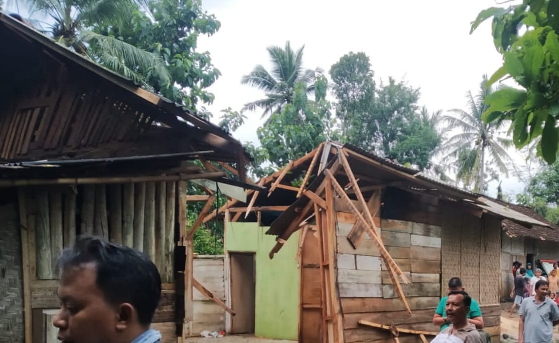 Hujan Lebat, Satu Rumah Tertimpa Pohon Tumbang