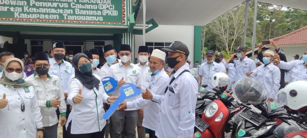 Mbak Nunik Serahkan 20 Unit Motor ke PAC PKB