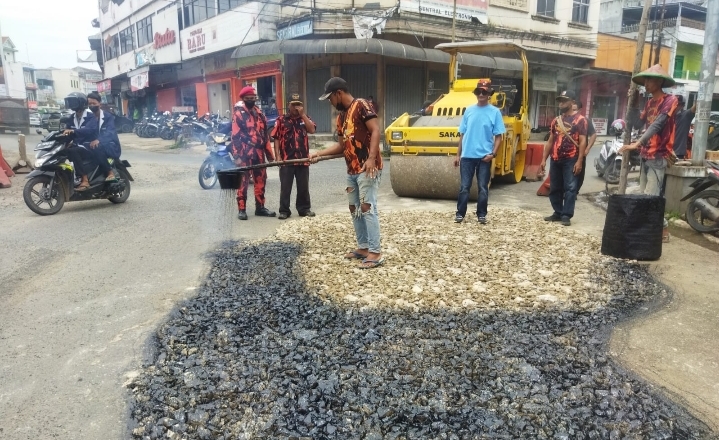 Pemuda Pancasila Pringsewu Perbaiki Jalan Secara Swadaya