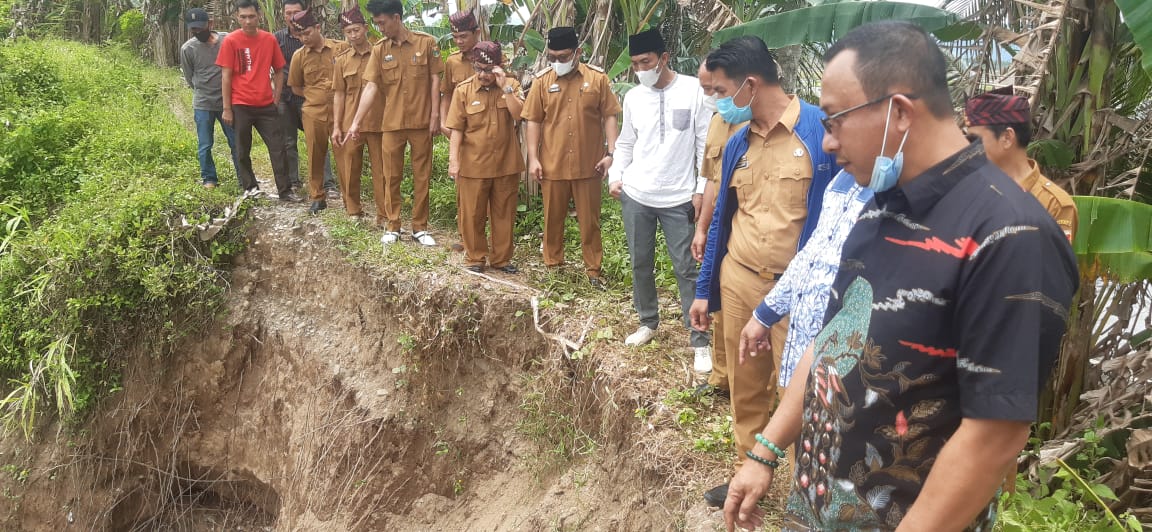 Dua Tanggul Ancam Ribuan Hektar Sawah