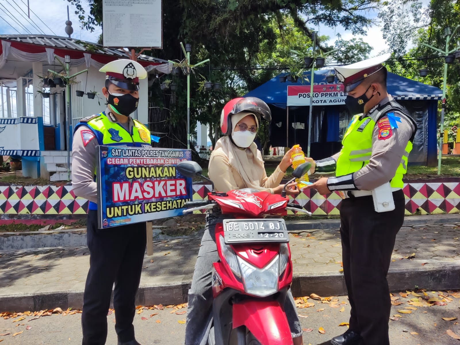 Saat Razia, Satlantas Polres Tanggamus Bagikan Minyak Goreng