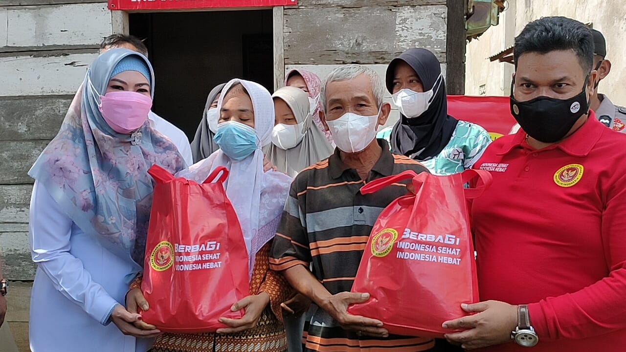 Gelar Vaksinasi Massal Di Tanggamus, BINDA Lampung Bagikan Minyak Goreng