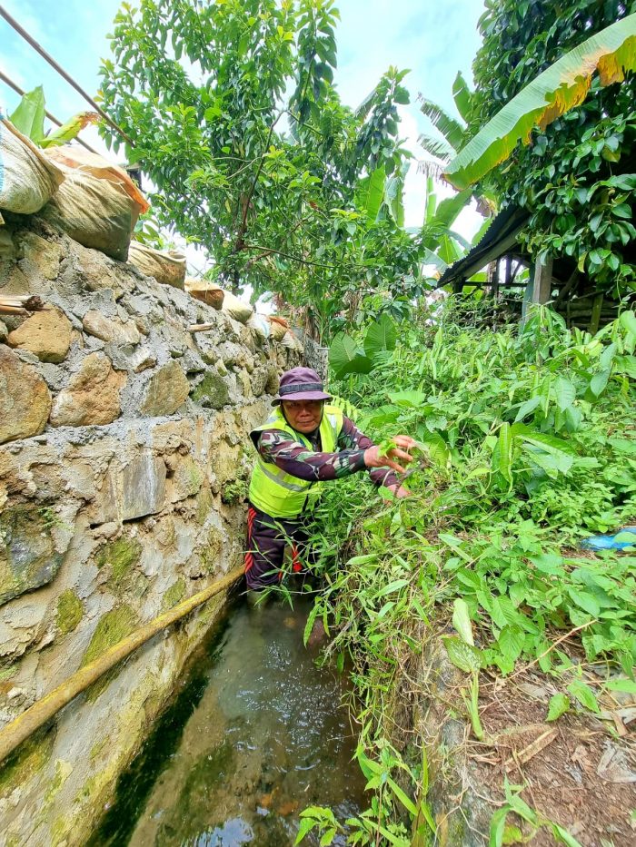 Pabrik AQUA Salurkan Air Bersih Hingga Tanam Pohon