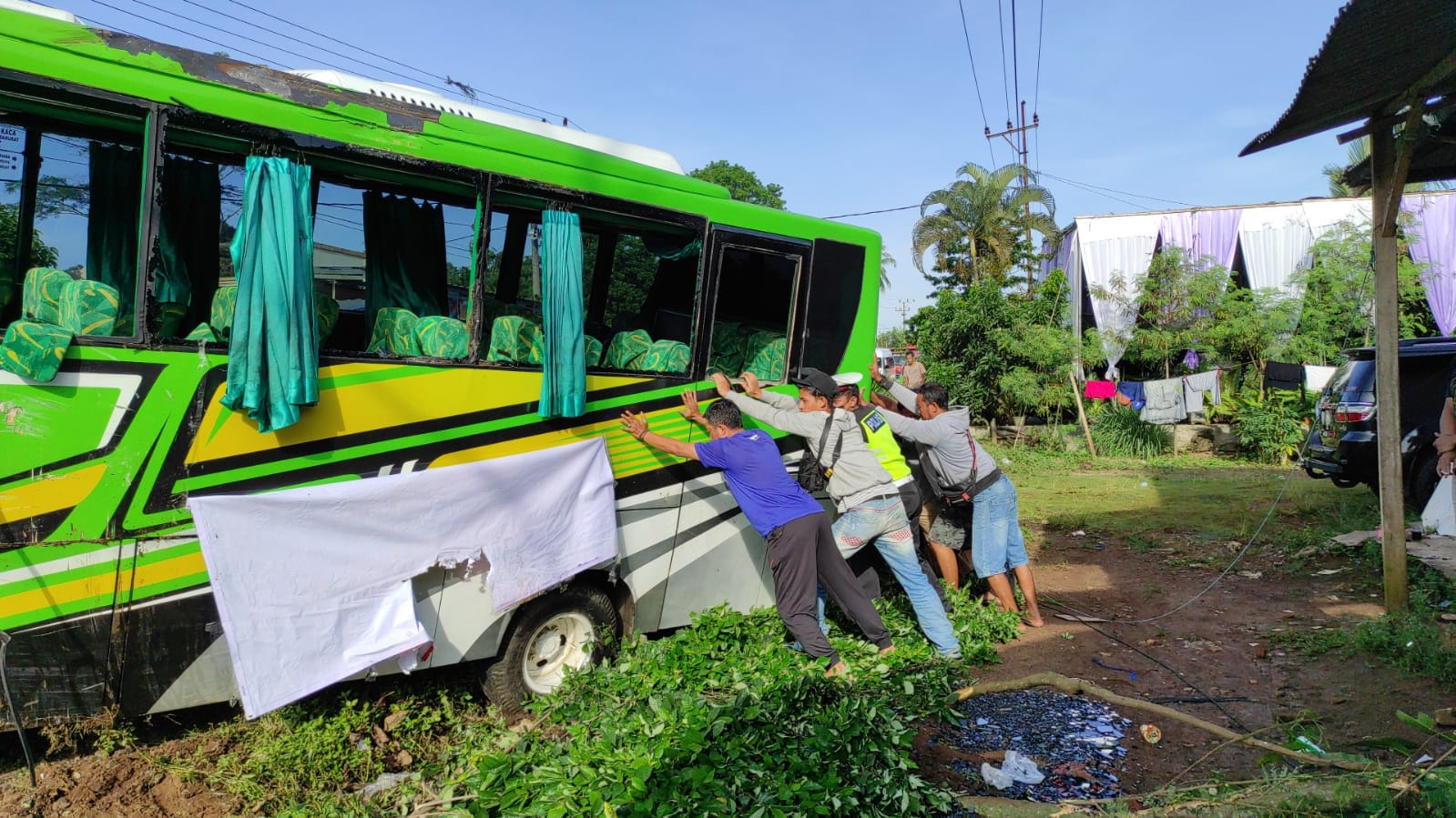 Bus Rombongan Jamaah Umroh dan Pengantar Terguling di Jalinbar Pugung