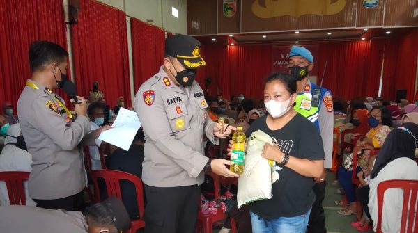 Gelar Vaksinasi Massal, Polres Bagikan Minyak Goreng