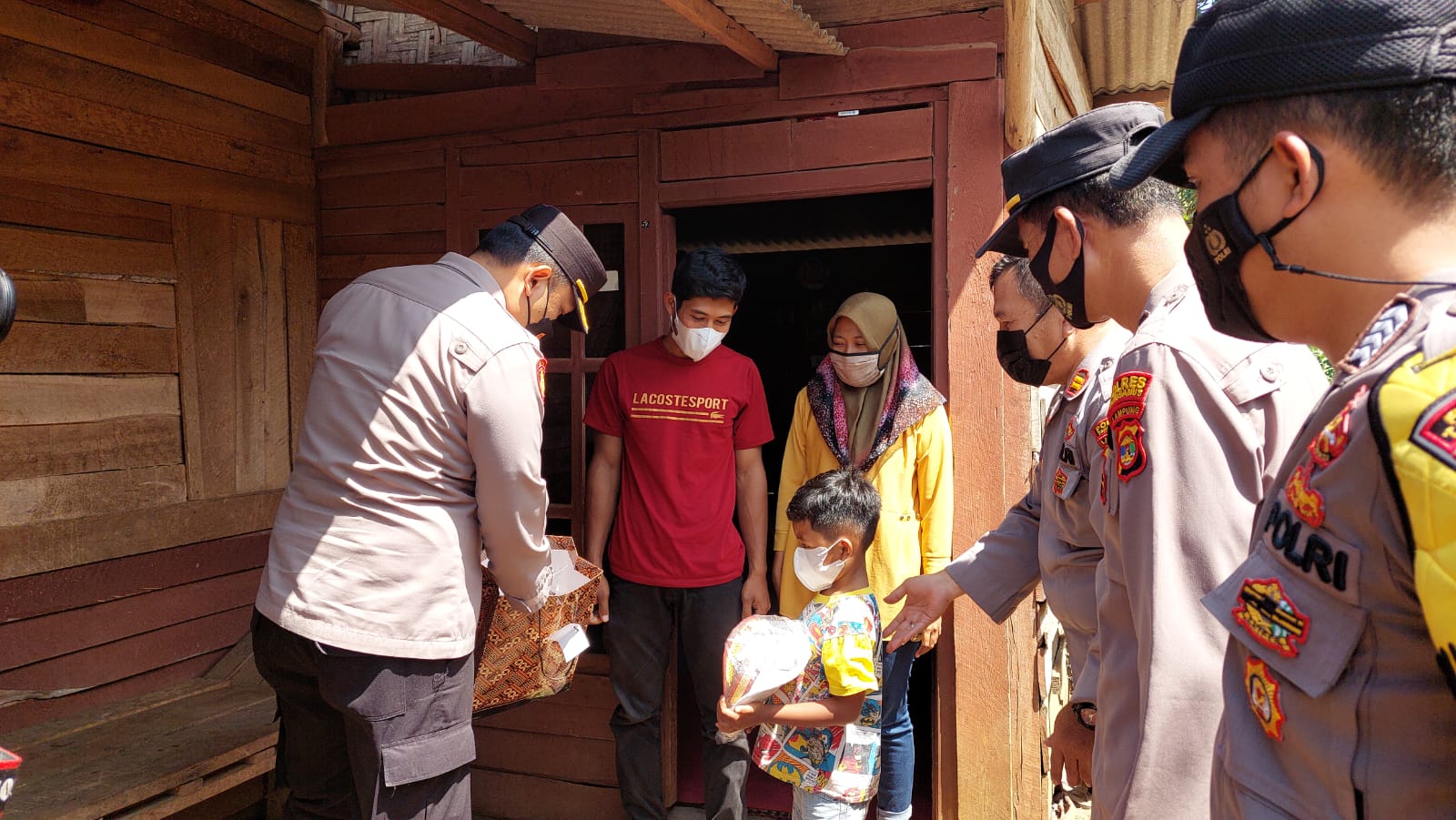 Bocah Penderita Kelainan Mata Terima Bantuan Kapolda