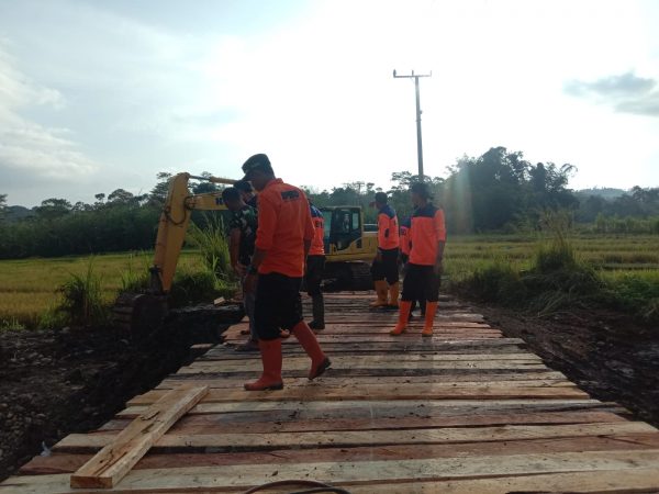 BPBD Tanggamus Bangun Jembatan Darurat Penghubung Antar Kabupaten