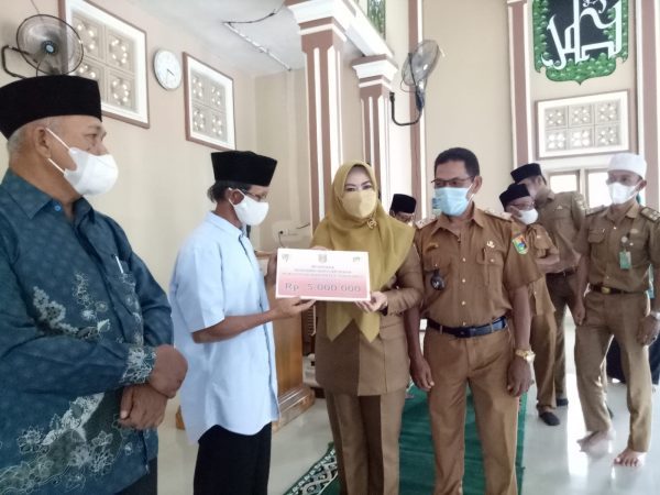 Serahkan Bantuan Masjid, Bupati Ingatkan Warga Taat Prokes