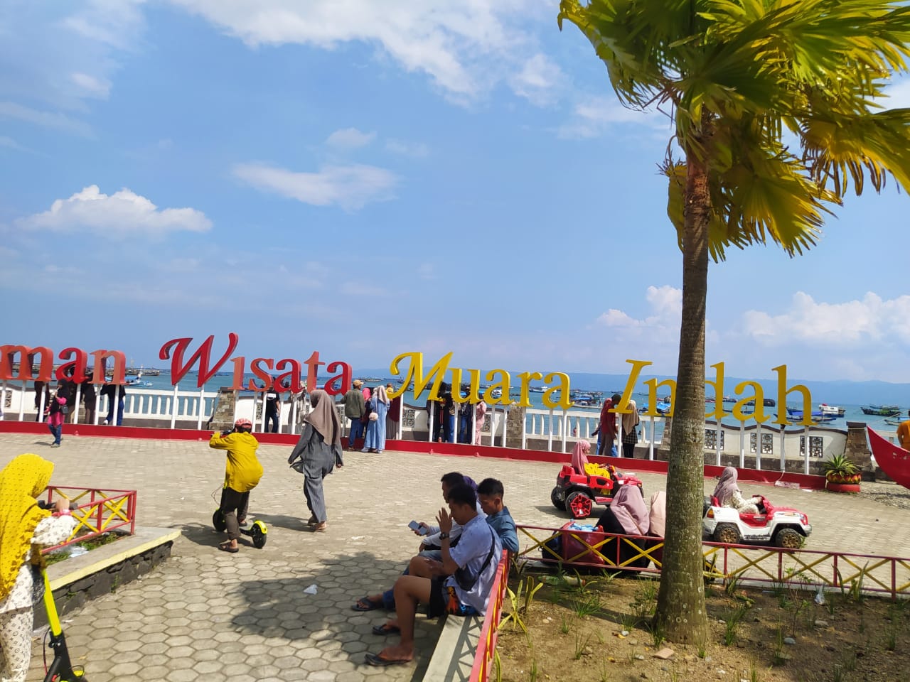 Pantai Muara Indah Kota Agung “Diserbu” Pengunjung