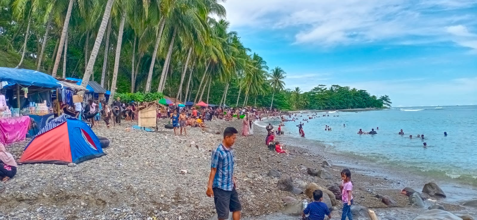 Ribuan Pengunjung Padati Pantai Terbaya