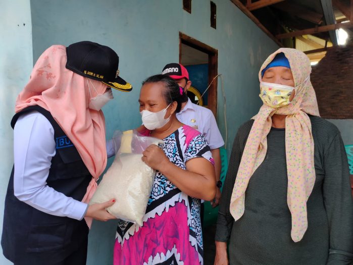 Tinjau Banjir Rob Kapuran, Bupati Serahkan Bantuan