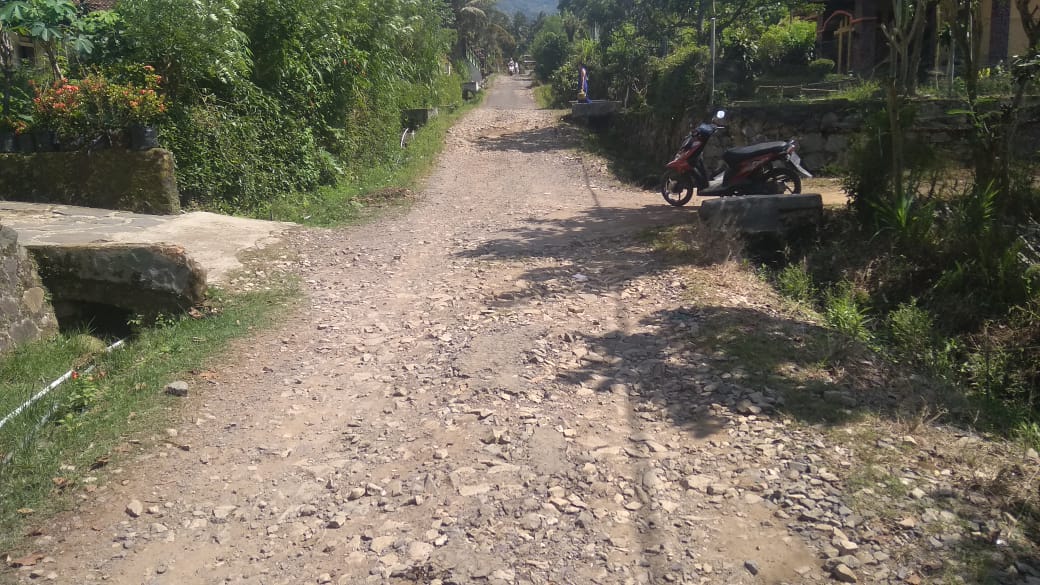 Jalan Lingkungan Rusak Parah, Warga Minta Perbaikan