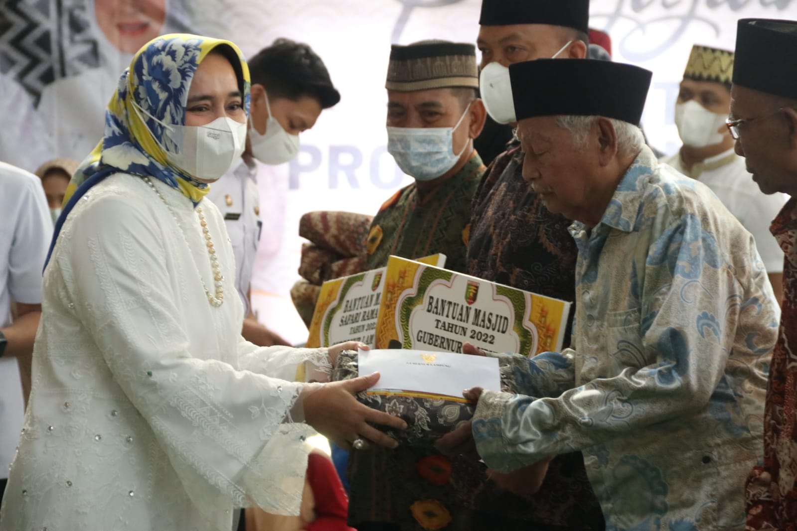 Peringati Hari Lansia Tahun 2022, Ketua LKKS Provinsi Lampung Serahkan Sejumlah Bantuan