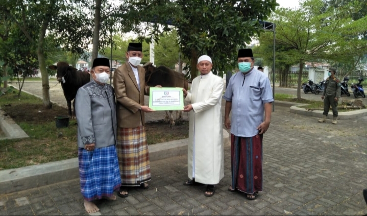 Pj Bupati Pringsewu Bersama Jajaran Pejabat Salat Id di Masjid Asmaul Husna