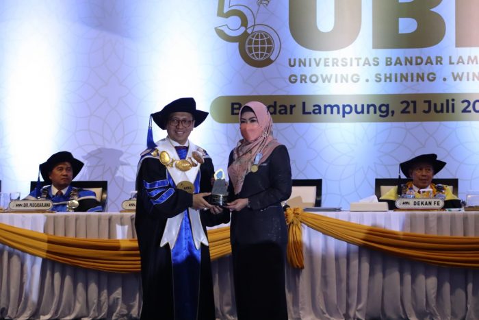 Bupati Tanggamus Terima UBL Award