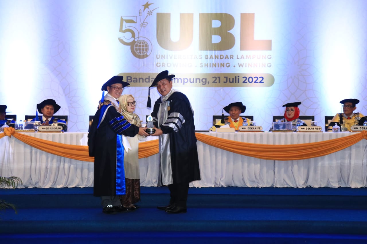 Gubernur Arinal Djunaidi Terima Penghargaan UBL Award Leader For Sustainable Development Kategori Ketahanan Pa