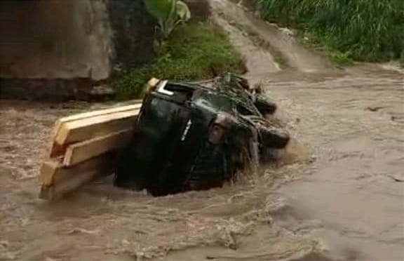 Mobil Pikap Hanyut Terbawa Arus