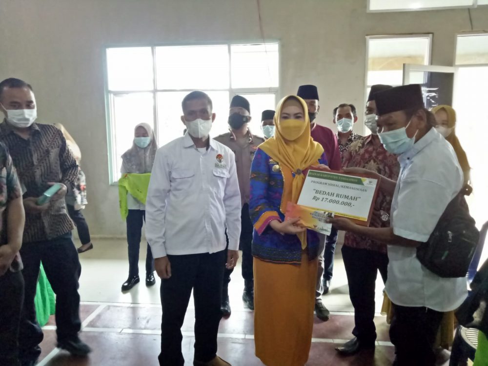 Keliling Dua Kecamatan, Bupati  Berikan Bantuan Hingga Besuk Warga