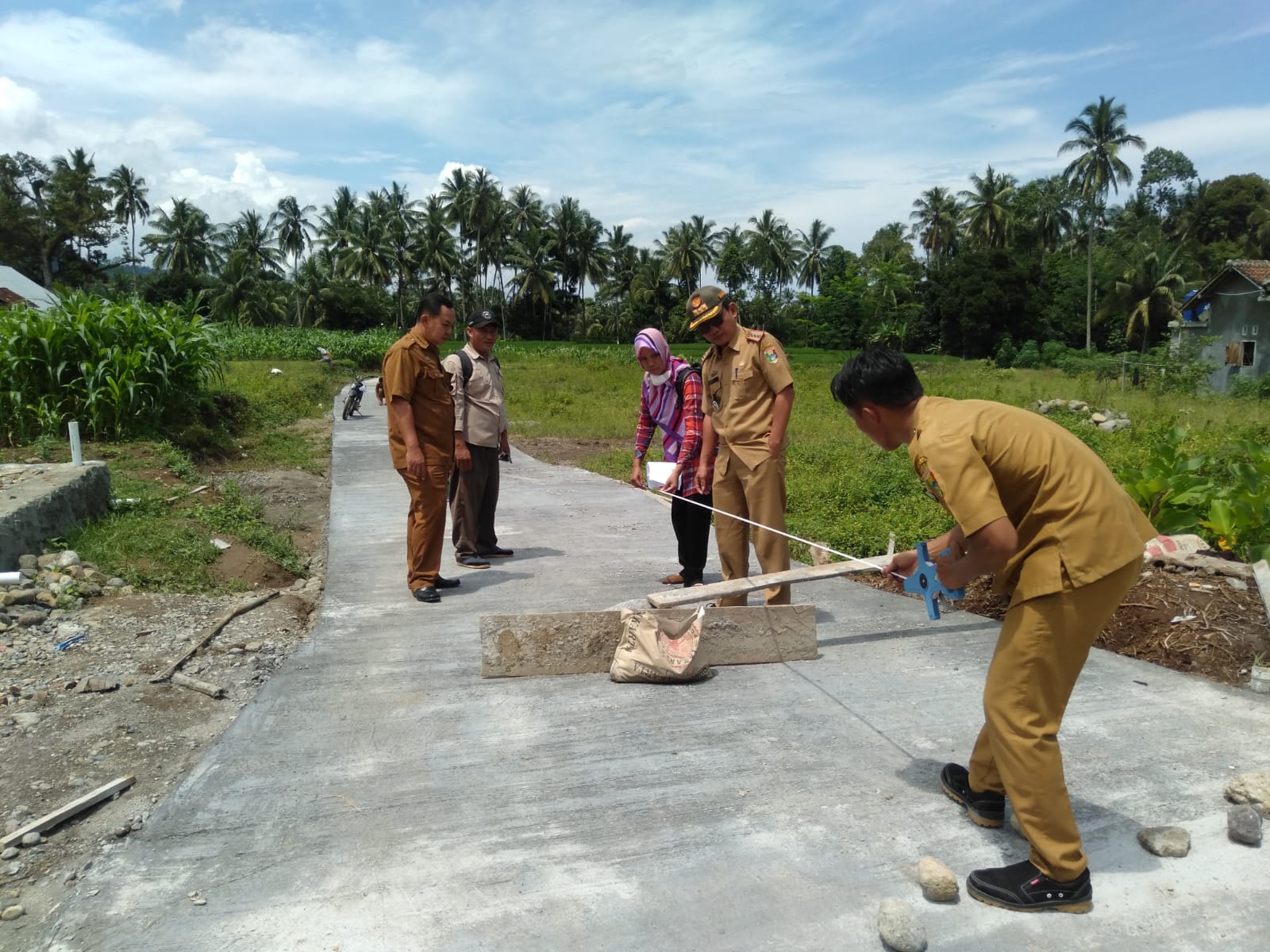 Camat Benarkan Jalan Dibangun di Lahan Pribadi Kakon