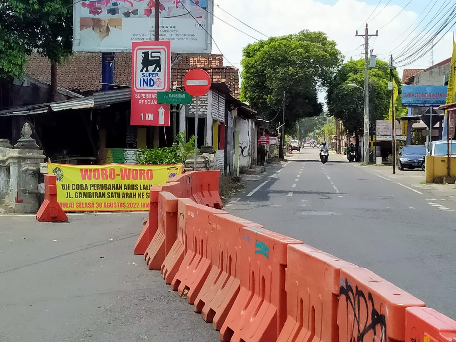 Hanya Kendaraan Roda Empat yang Melintas Satu Arah di Jalan Gambiran