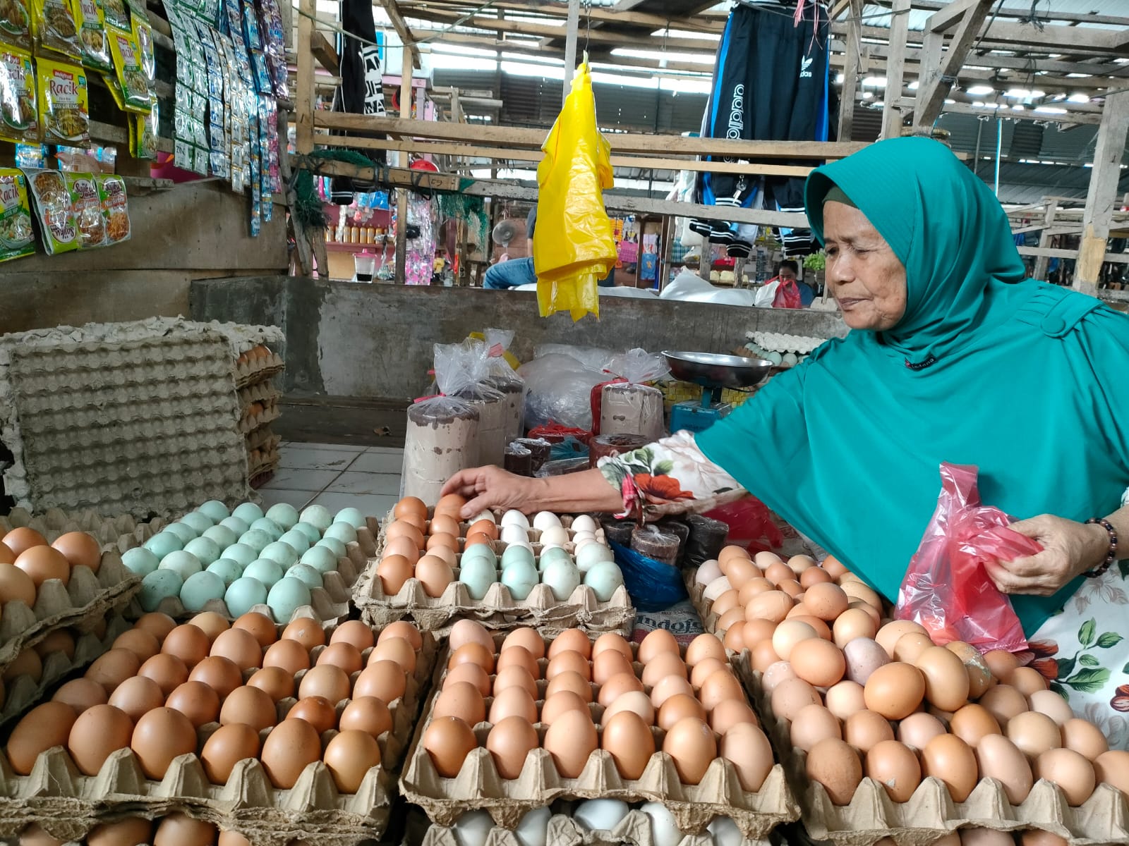 Telur Meroket, Omzet Pedagang Berkurang