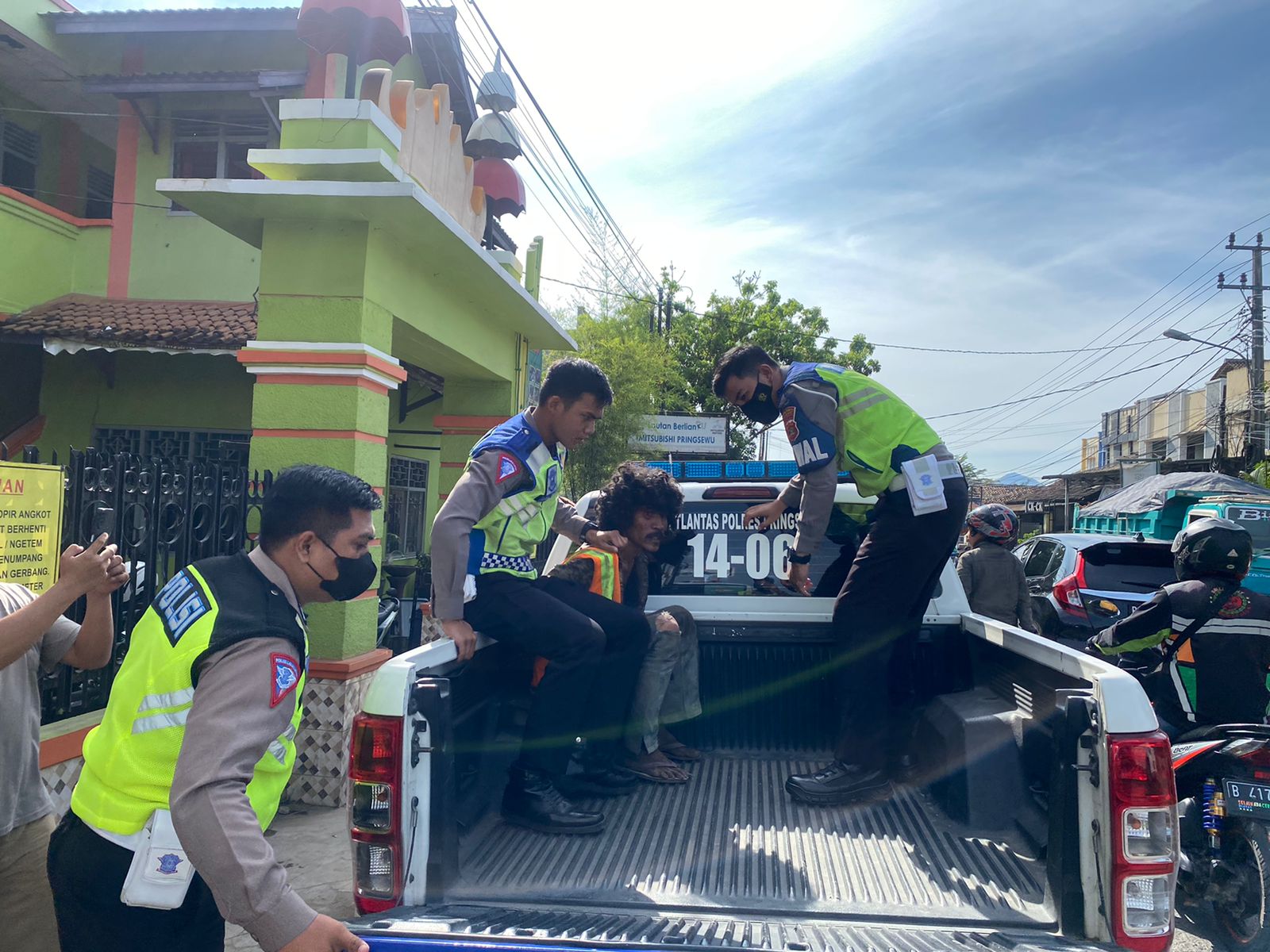 Lempar Mobil Pakai Batu, ODGJ Diamuk Massa