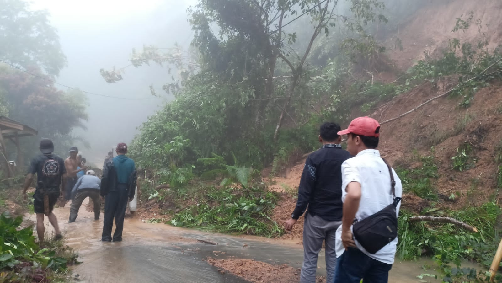 Ruas Jalan Batu Patah Terimbun Longsor, Lalulintas Lumpuh Total