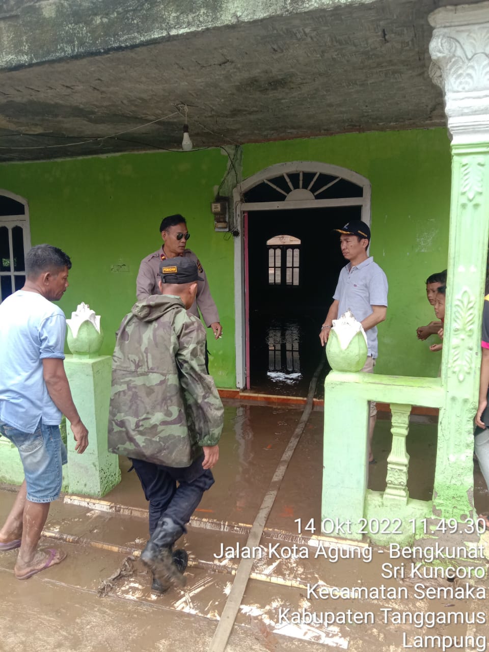 Pasca Banjir, Anggota DPRD Tanggamus Azmi Bantu Bersihkan Musola Nurul Iman