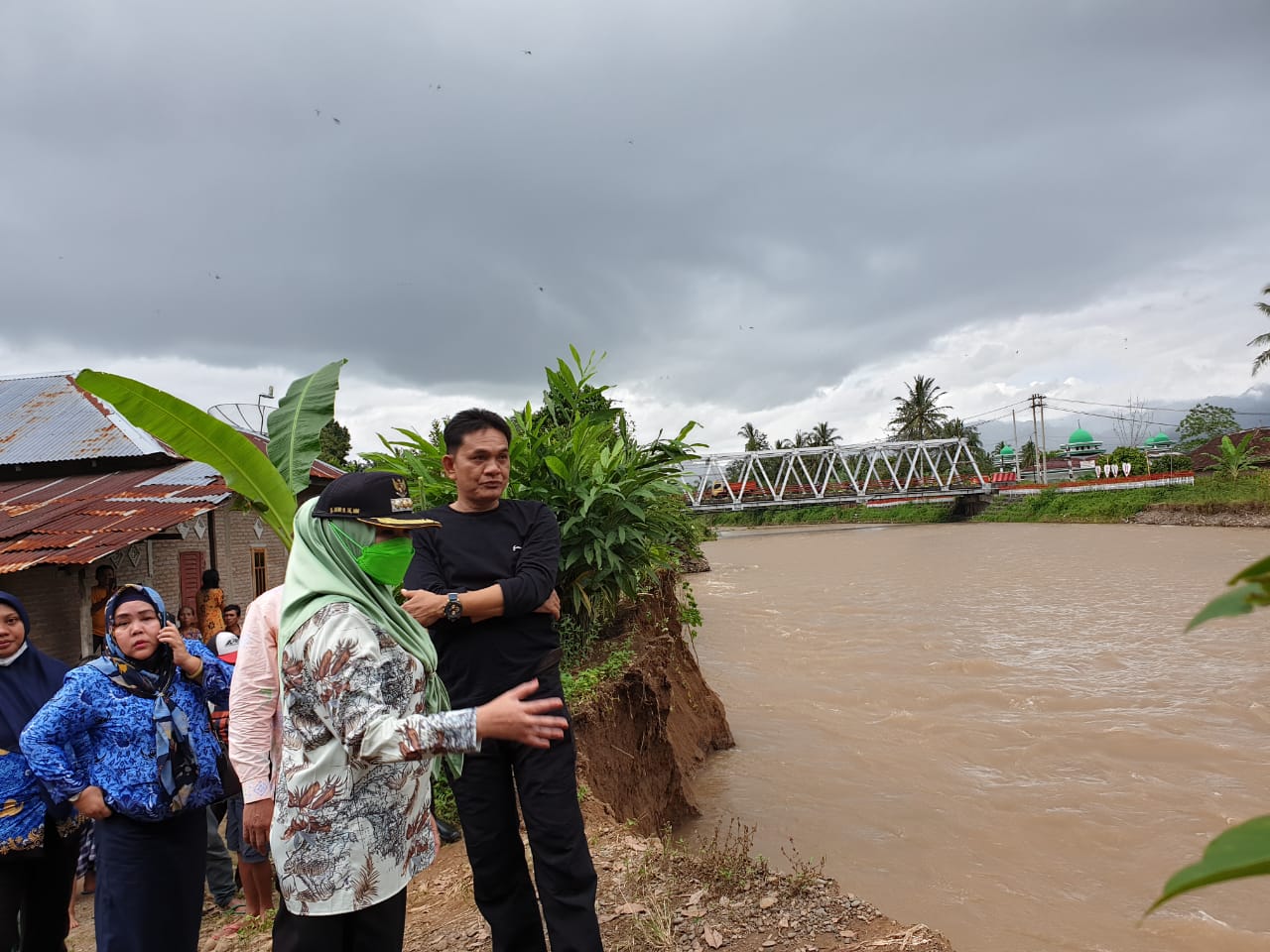 Kunjungi Banjir Semaka dan Wonosobo, Bunda Dewi Serahkan Bantuan