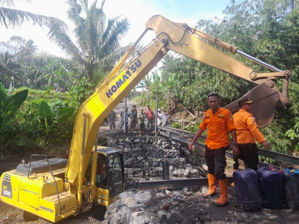 Dibantu Warga, BPBD Tanggamus Buat Jembatan Darurat Penghubung Pekon Kebumen dan Kemuning