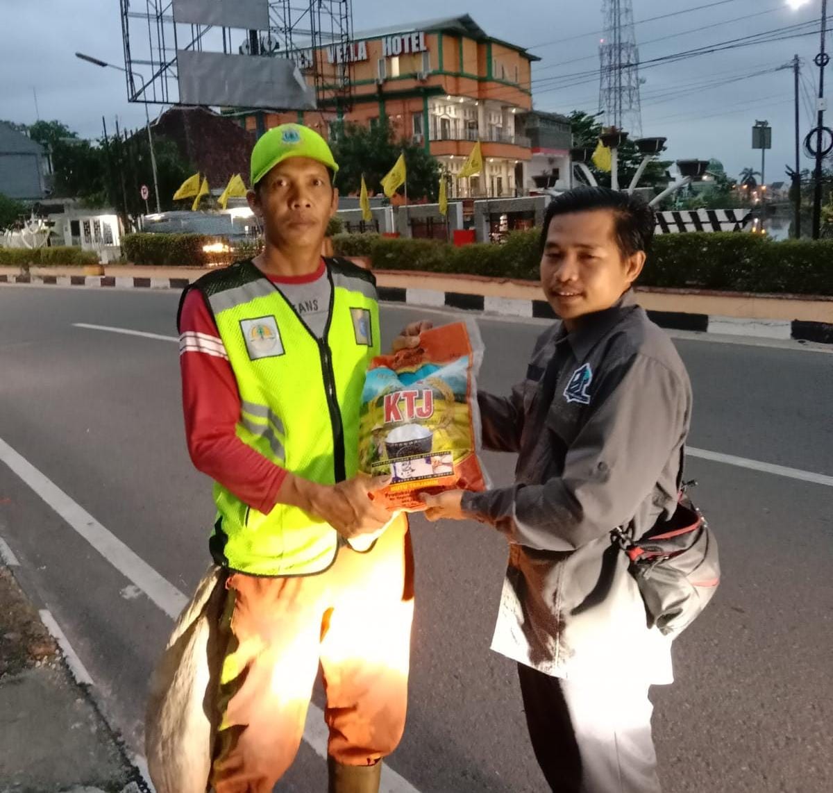 Sambut Tahun Baru, KBO Babel & PJS Kota Pangkalpinang Salurkan Sedekah Beras