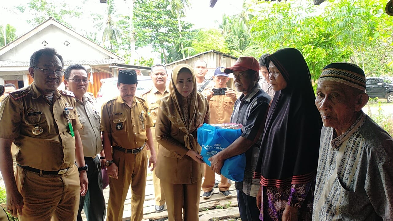 Bupati Serahkan Bantuan Untuk Warga Terdampak Puting Beliung