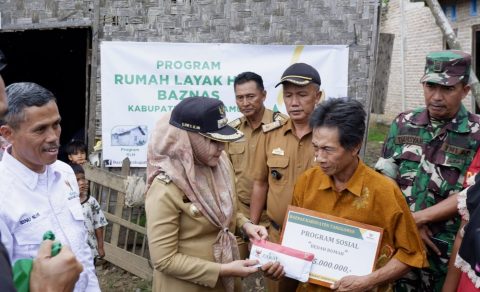 Bupati Serahkan Bantuan Bedah Rumah