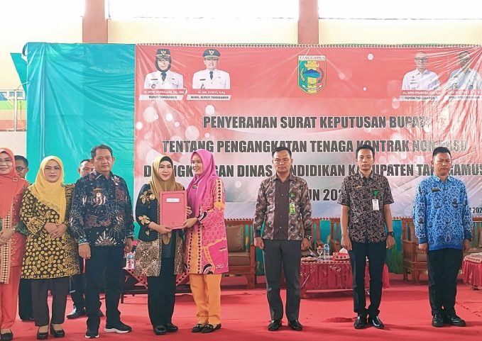 Bupati Serahkan SK Ribuan TKS Disdik 