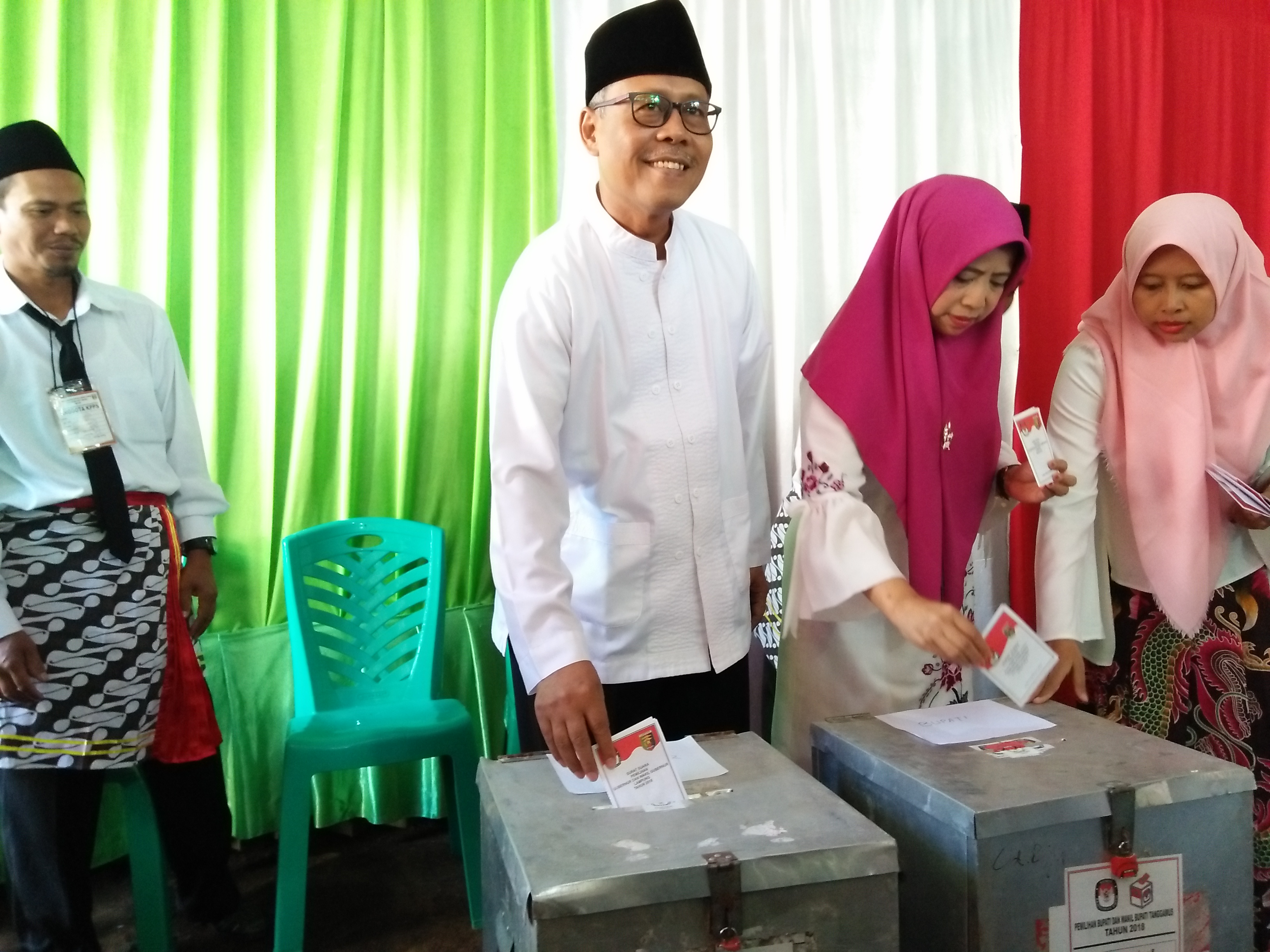 Samsul Hadi Salurkan Hak Suaranya di TPS 05 Landsbaw