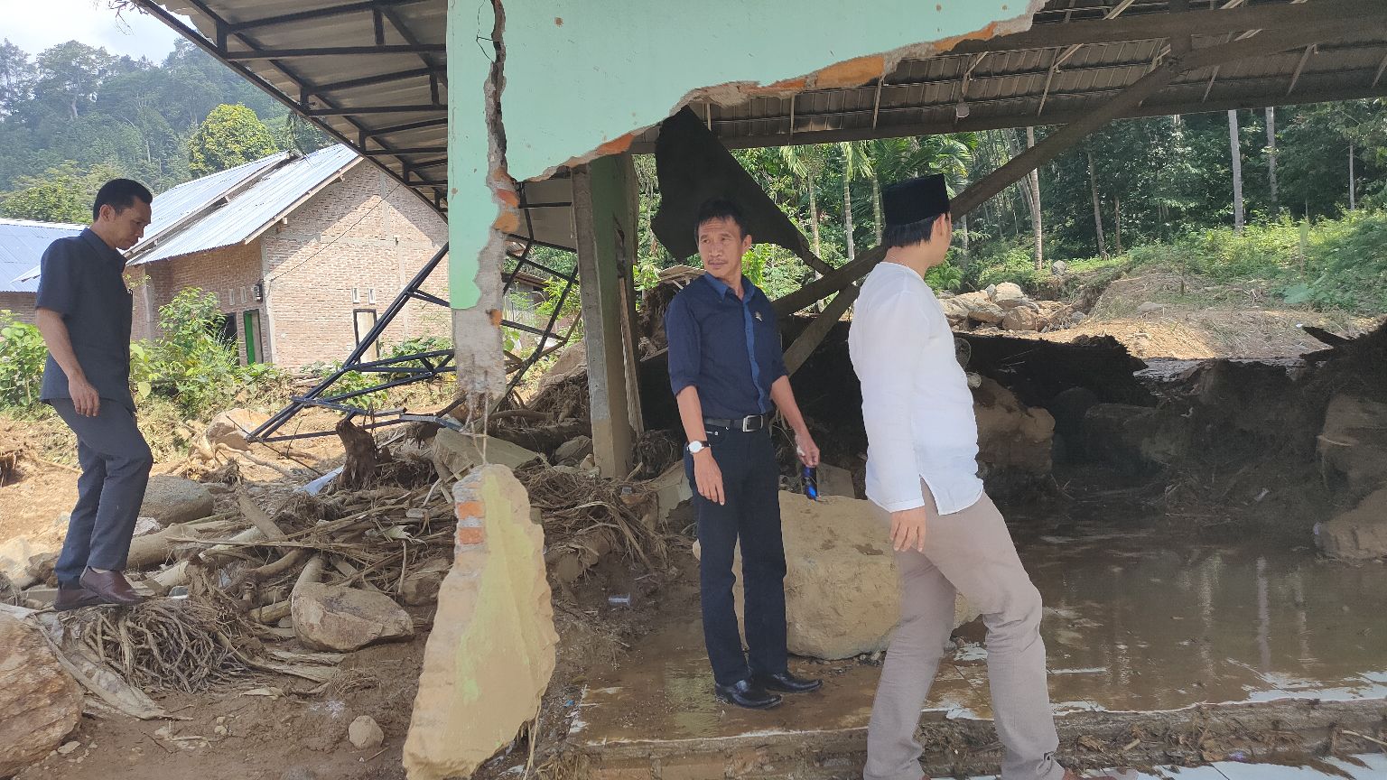 Tinjau Banjir Semaka, Komisi III Apresiasi Langkah Cepat Pemkab Tanggamus