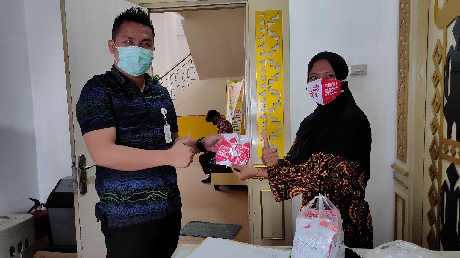 Peringati HKN,  Diskes Tanggamus Bagikan Ribuan Masker